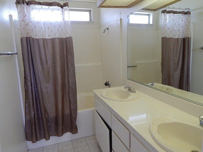 Building Photo - 20410 Mesa Oak Dr