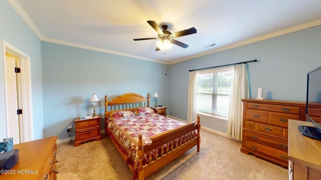 Building Photo - CHARMING ROSEWOOD HOME! 3 BR 2 BA w/ FENCE...