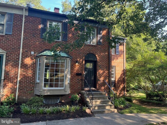 Building Photo - 1666 Albermarle Dr