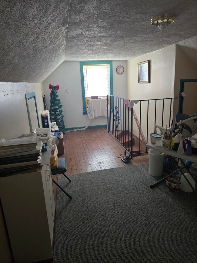 Building Photo - Cozy Home