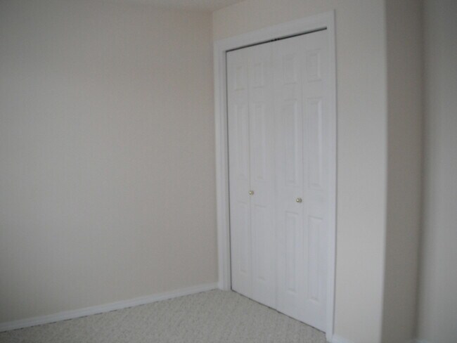 Building Photo - Spacious home and yard ready for you!