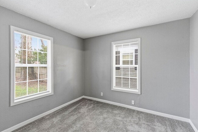 Building Photo - 3 Bed | 1 Bath | FULLY Remodeled | FULLY Fenced Yard | Springfield MO | PETS WELCOME!