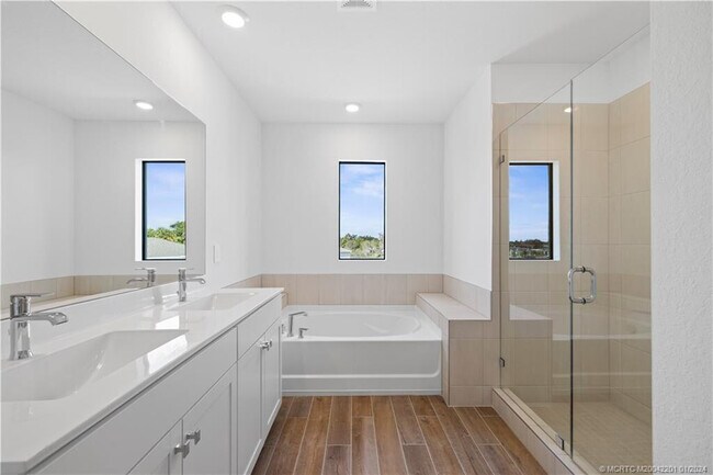 Building Photo - 2048 NE Ocean Dunes Dr
