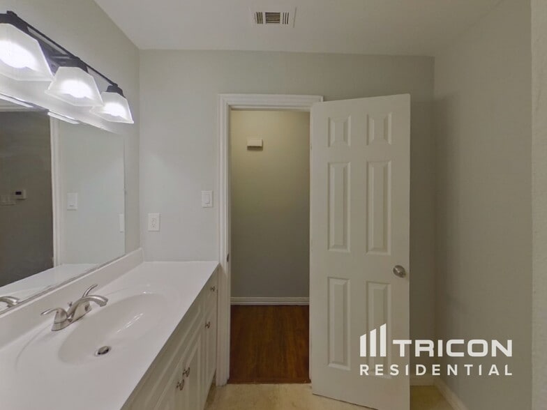 Building Photo - 126 Tharp St