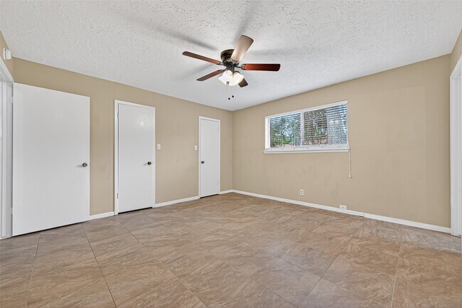 Building Photo - 23919 Farm Hill Dr