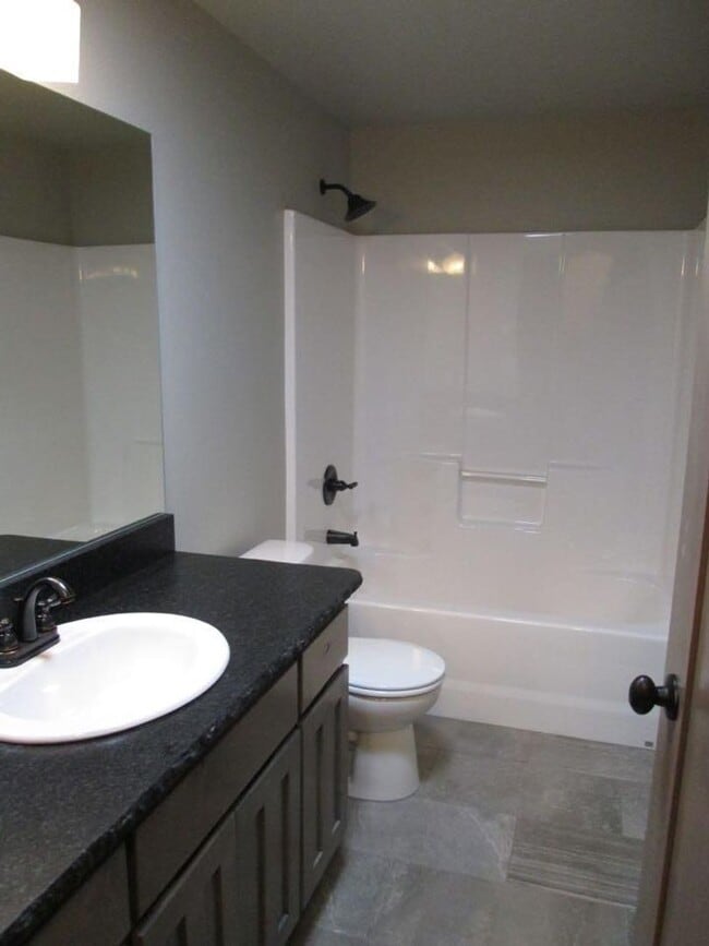 Building Photo - 3BED2BATH - YARD, GARAGE, LAUNDRY HOOKUPS