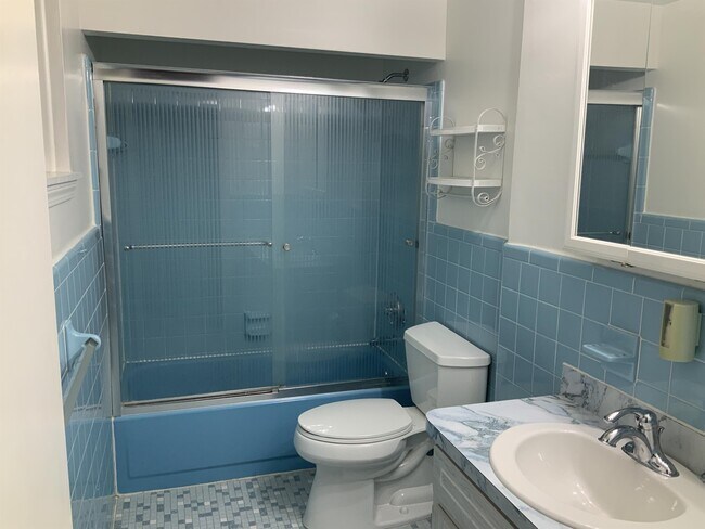 Building Photo - 829 Robinwood Dr