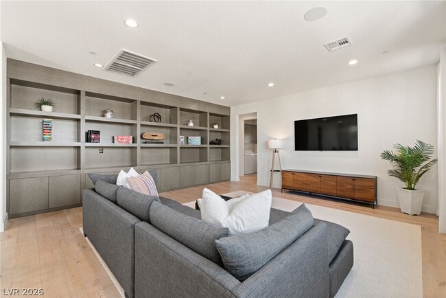 Building Photo - 10125 Sequoia Glen Ave