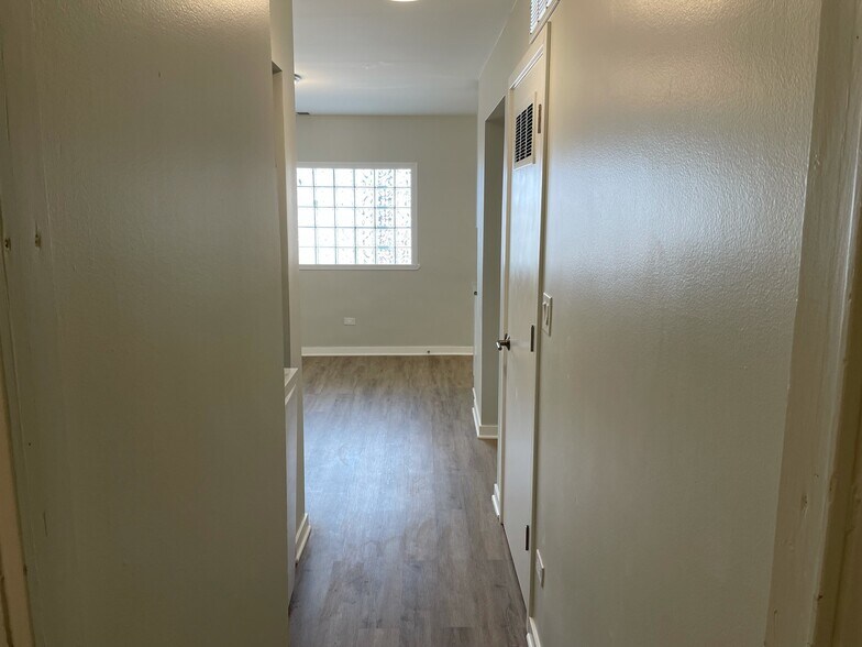 Building Photo - 2677 N Lincoln Ave