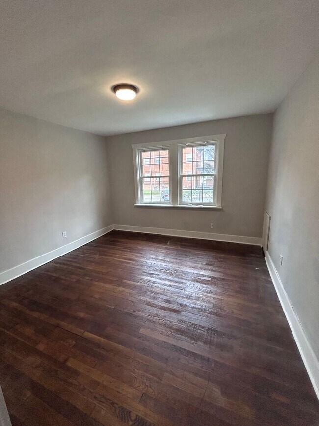 Building Photo - Available Now! | Fully Remodeled 2 Bed, 1 ...