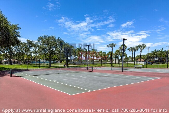 Building Photo - Stylish 2-Bedroom Townhome in Gated Boynto...