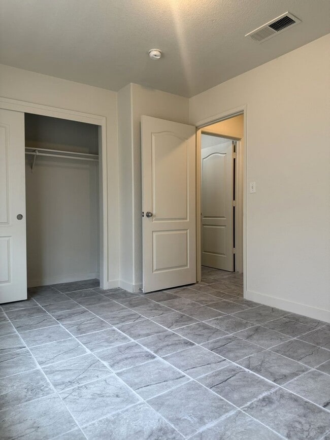 Building Photo - Available NOW!! 3/2 Open floor plan!
