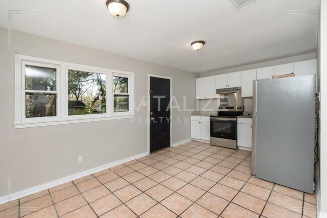 Building Photo - 3 Bed/1 Bath Home with Large Yard and Fence!