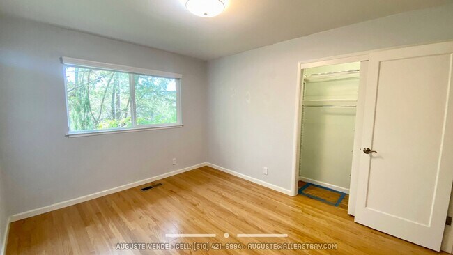 Building Photo - Lovely and RARE 3/2 single level home in O...