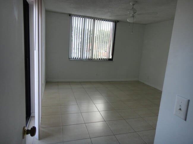 Building Photo - 3679 Victoria Dr