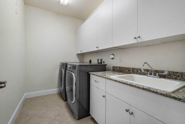Building Photo - 8429 Cocoplum Sound Ln