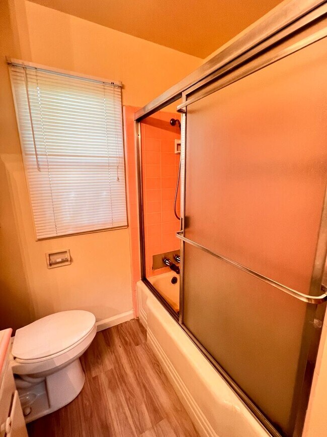 Building Photo - Central Bakersfield Home