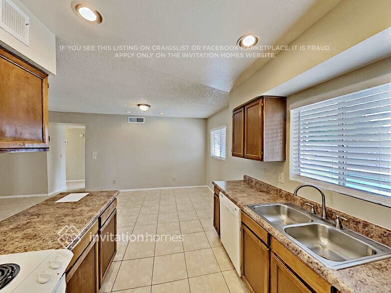 Building Photo - 1205 W Chilton St