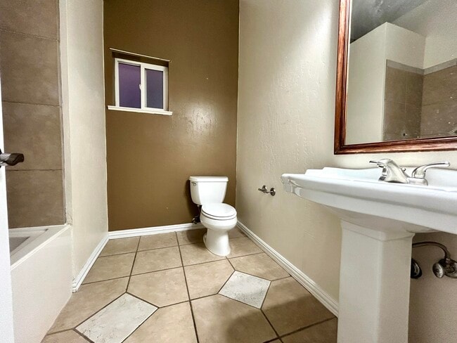 Building Photo - 1001 Pinzon St NW