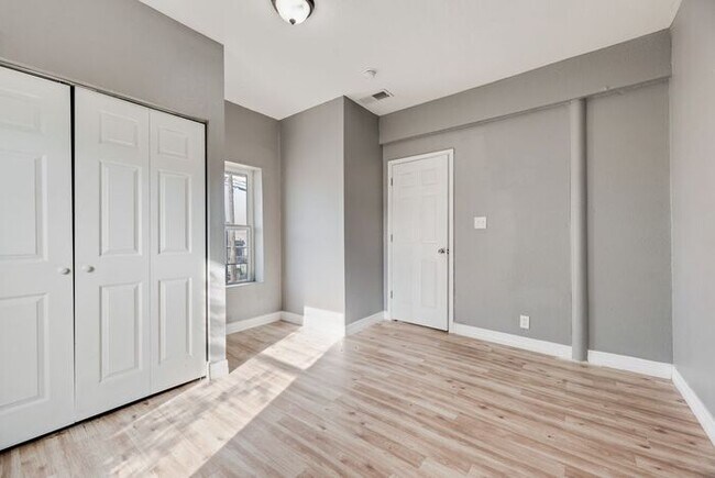 Building Photo - 815 N Travis St