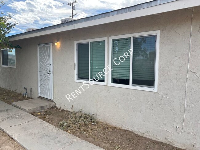 Building Photo - 2 Bedroom Duplex For Rent in Barstow