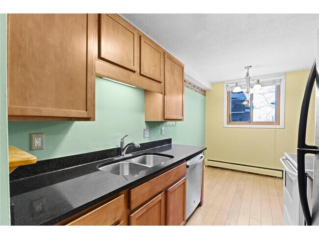 Building Photo - 520 Ridgewood Ave