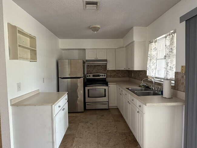 Building Photo - "Charming 2-Bedroom Duplex Retreat in Venice East!"