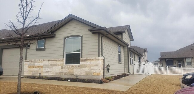 Building Photo - 1701 Logan Dr