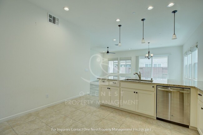 Building Photo - 4 bedroom 3 bathroom home, right next to W...