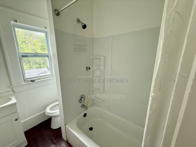 Building Photo - 895 Beardsley St