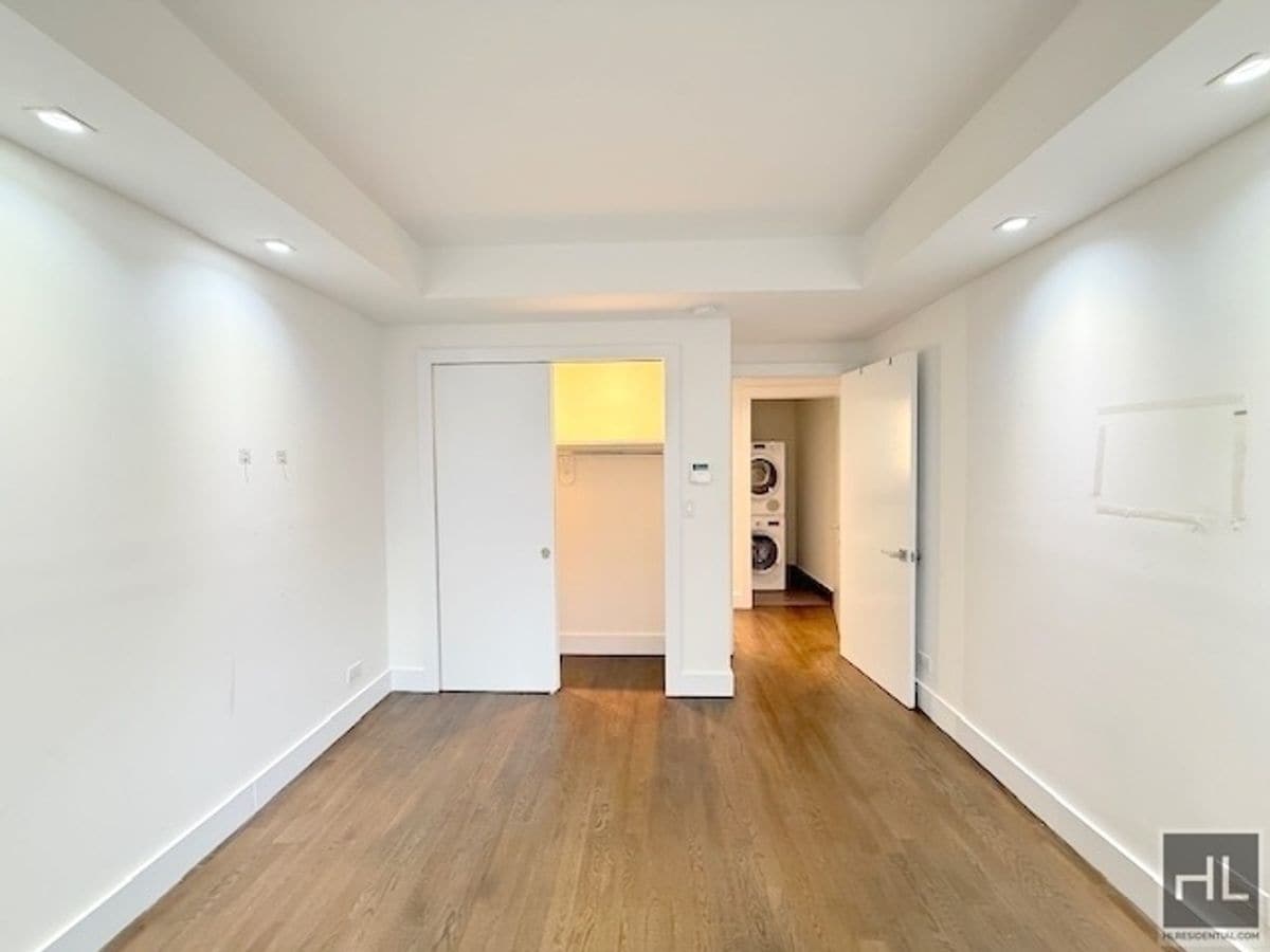 Building Photo - Large newly renovated 2 bed 2 bath - WEST END AVENUE