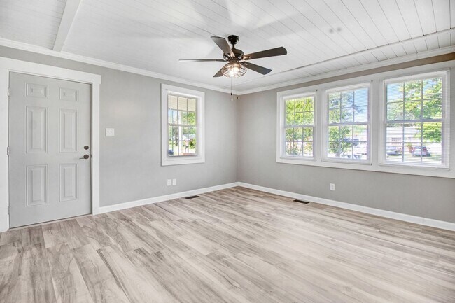 Building Photo - ADORABLE 3 BR | 1 BA HOME - 2 Car Detached...