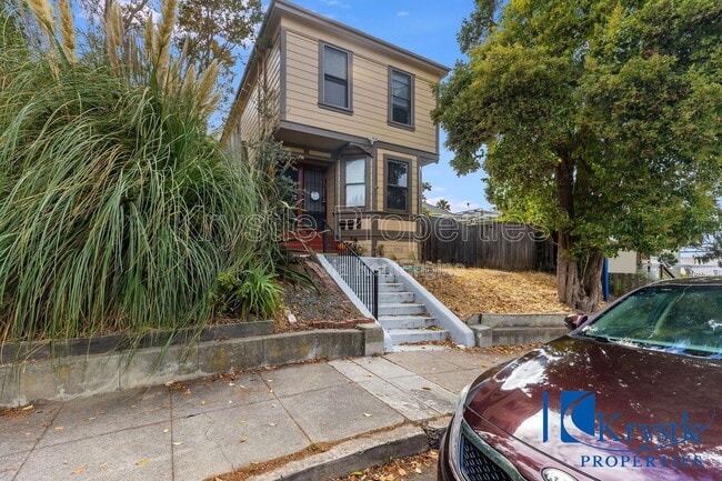 Building Photo - 711 1/2 Carolina St