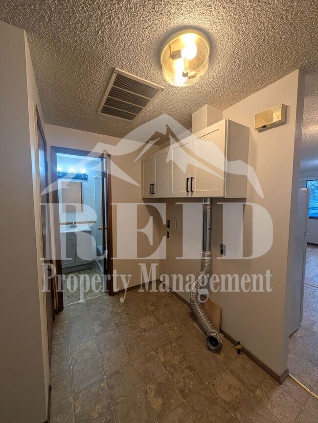 Building Photo - Illahee6056