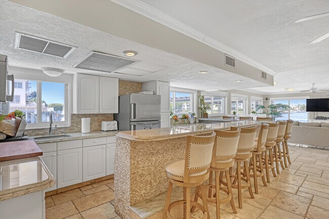 Building Photo - 1160 Hillsboro Mile