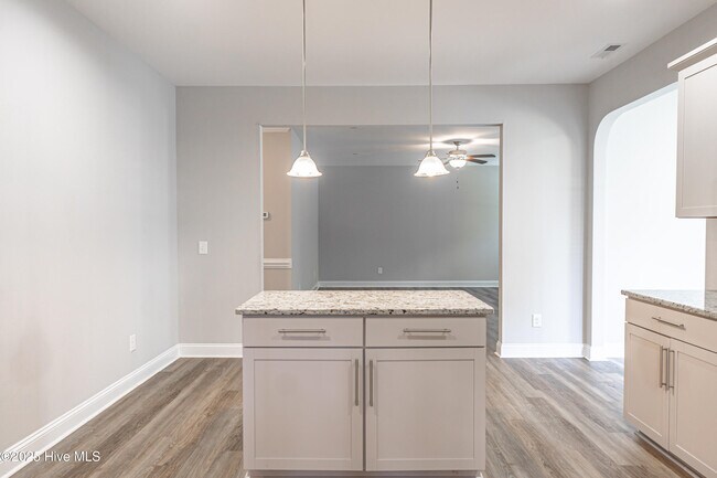 Building Photo - 412 Palisades Dr
