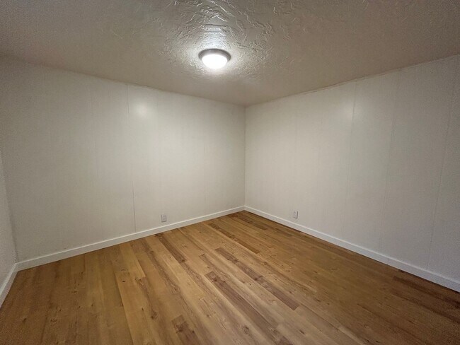 Building Photo - 4 Bedroom 3.5 Bathroom Townhome in Provo!