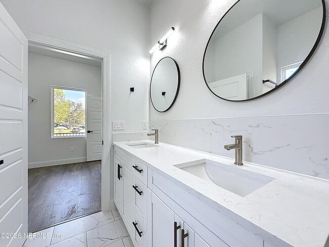 Building Photo - 2121 Broadwater Dr