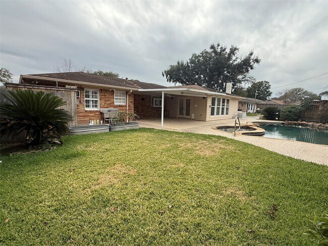 Building Photo - 822 Hidden Valley Dr