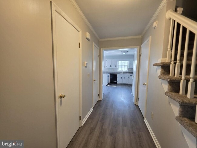 Building Photo - 830 Larch Way