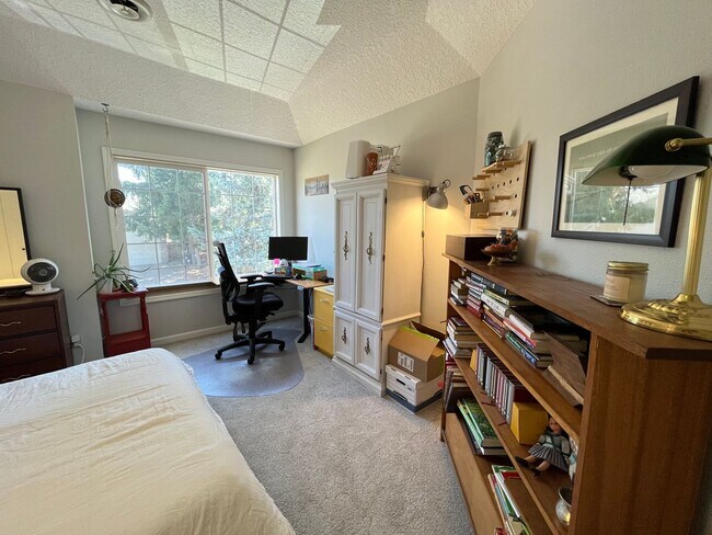 Building Photo - Beautiful 4Bd + 3Ba in Portland!! Offers Beautiful Outdoor Views and Great Gardening Backyards!!