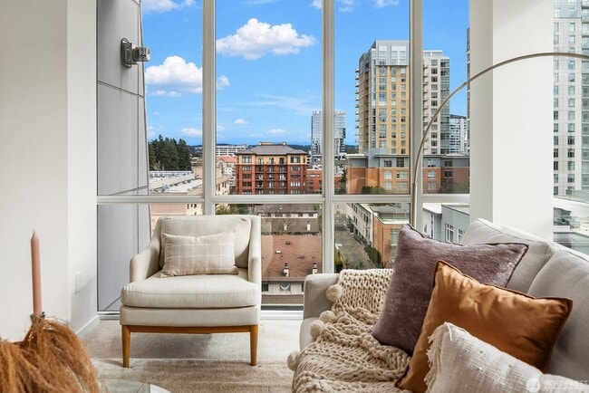 Building Photo - 2Bd/1.75Ba Bellevue Condo
