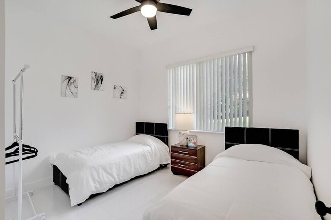 Building Photo - 2962 NW 10th Ct