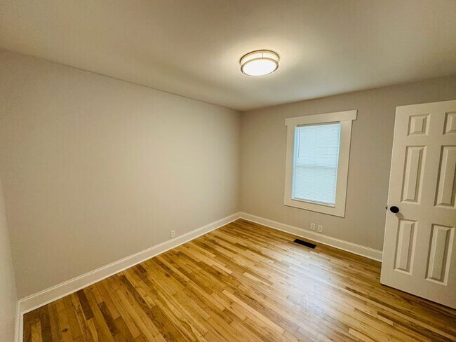 Building Photo - Adorable home minutes from everything