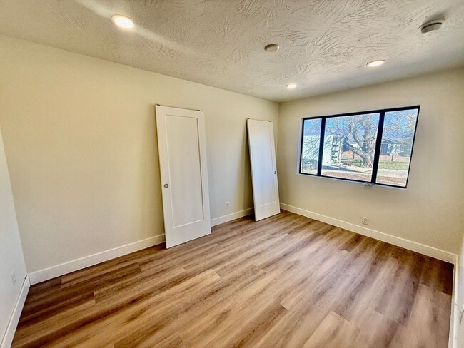 Building Photo - Beautifully Remodeled Three Bedroom Home on 2 Acres with Horse Privileges in Hurricane