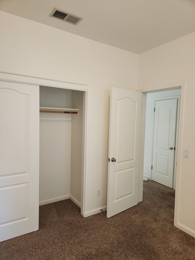 Building Photo - Lovely home with new carpet 3 bedrooms, 2 ...