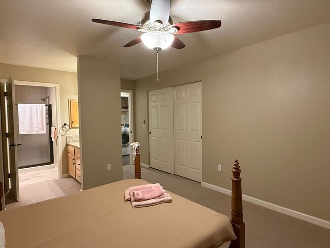 Building Photo - Beautiful 2 Bed 2 Bath Condo Near Sacred H...