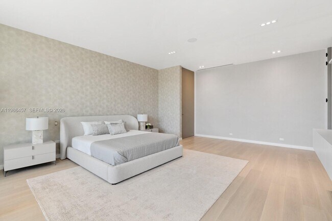 Building Photo - 493 Holiday Dr