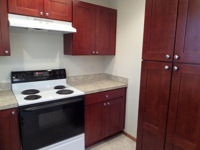Building Photo - Fabulous 2 Bedroom Townhome With Attached ...