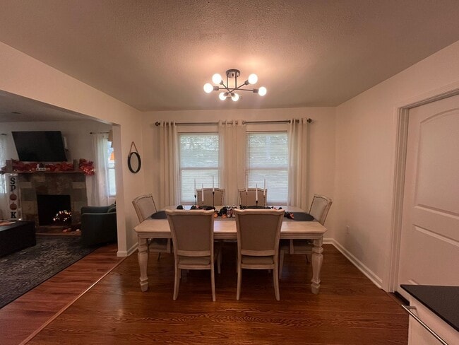 Building Photo - Gorgeous private home in Altavista!